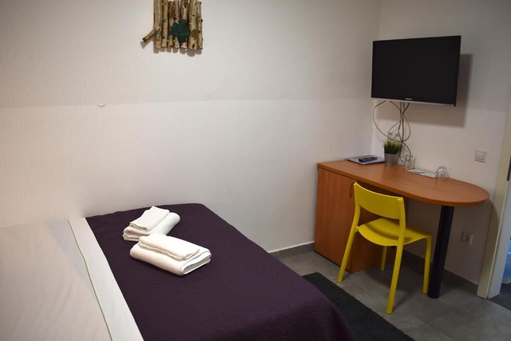 Room with desk, chair and flat-screen TV