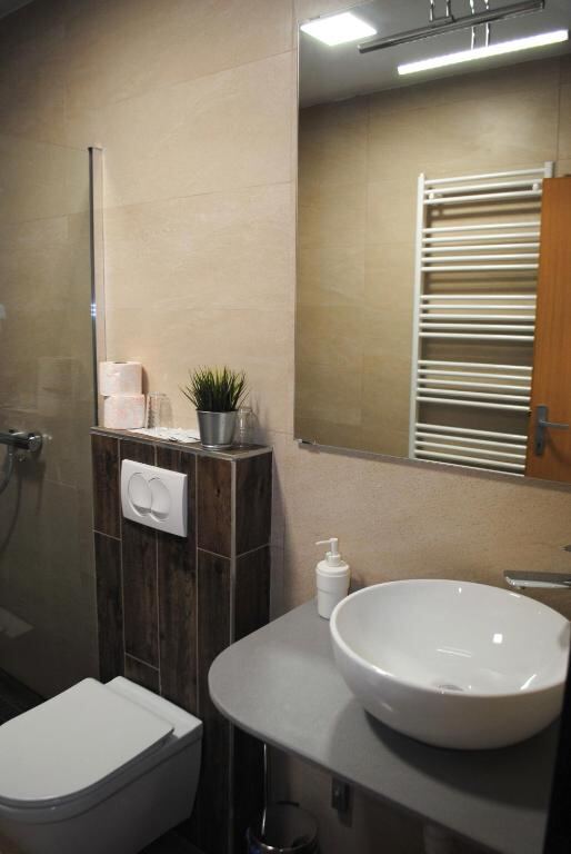 Bathroom with washbasin and large mirror